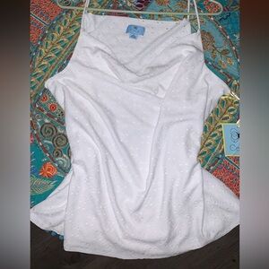 Elegant White eyelet lace flattering Camisole Top. “Fun first date top”💖💞